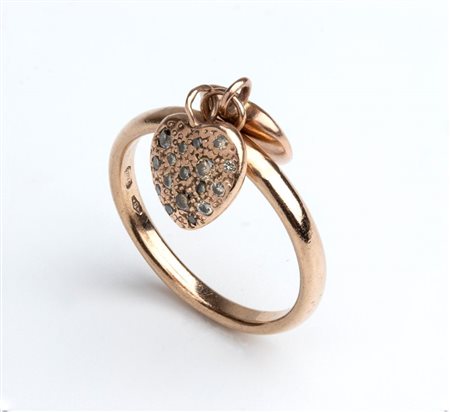  
POMELLATO, collezione Dodo: Anello in oro rosa con due pendenti a forma di cuore con diamanti 
 
