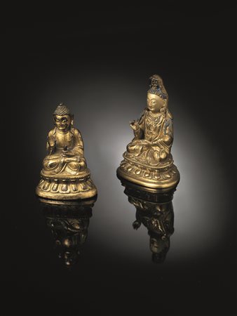 Scultura Cino-Tibetana, sec. XVII-XVIII, in bronzo dorato raffigurante Buddha...
