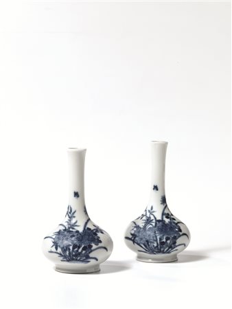 Coppia di vasi a bottiglia, Cina sec. XIX, in porcellana bianca e blu,...