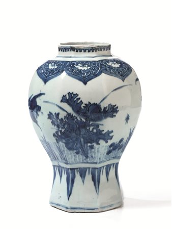 Vaso in porcellana bianca e blu, Cina, dinastia Ming ,periodo Chongzhen...