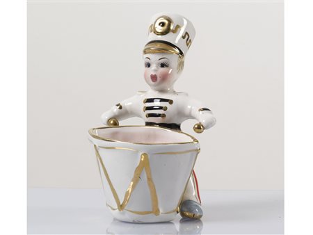 Manifattura italiana (XX secolo) Bambino con tamburello Ceramica Altezza 13,7 cm