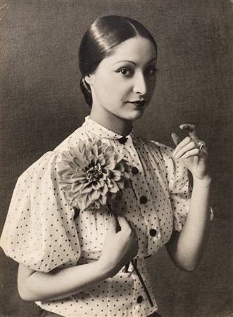 Italo Bertoglio (1871-1963)  - Donna in posa, 1930s