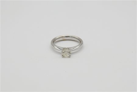Anello solitario in oro bianco e diamante ct 0,75 stimati, colore K, purezza SL1, taglio antico, con scheggiature sulla corona