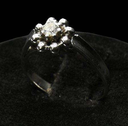 ANELLO IN ORO BIANCO E DIAMANTE anello solitario con al centro diamante...