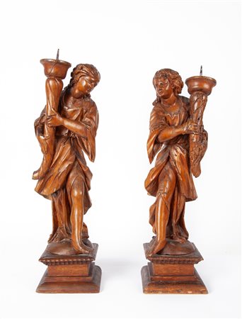 Coppia di angeli reggicero in legno, Veneto, XVII secolo altezza cm 45 e cm...