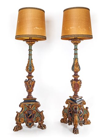 Coppia di grandi torciere in legno laccato e dorato, XIX secolo altezza cm...