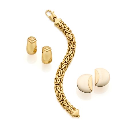  
Collana e due paia di orecchini in oro 
 