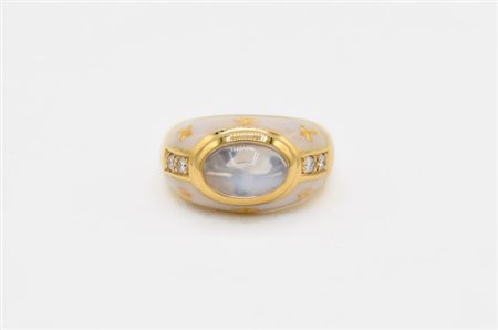 Anello in oro giallo 750, smalti, diamanti e pietra di Luna centrale, Fabergé