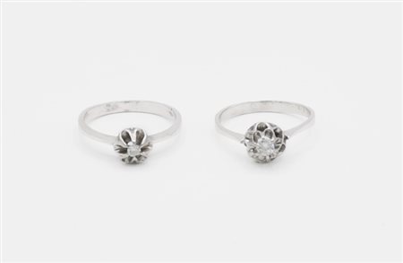 Due anelli solitario in oro bianco con diamante centrale