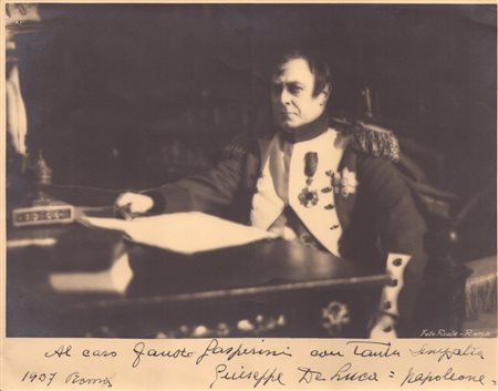  
Foto con dedica e autografo di Giuseppe de Luca 1937
 23,429,7 cm