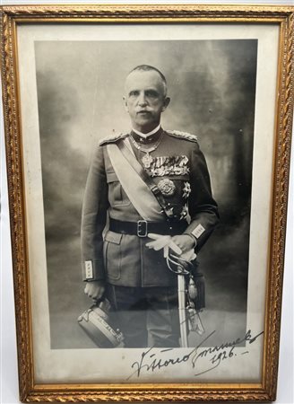  
Foto con firma di Vittorio Emanuele III 1926
 31 x 20,9 cm
