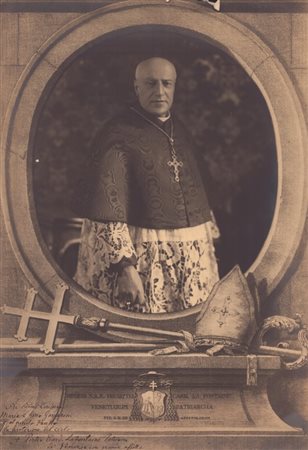  
Foto con dedica e autografo del cardinale Lafontaine 
 36 x 24,6 cm 