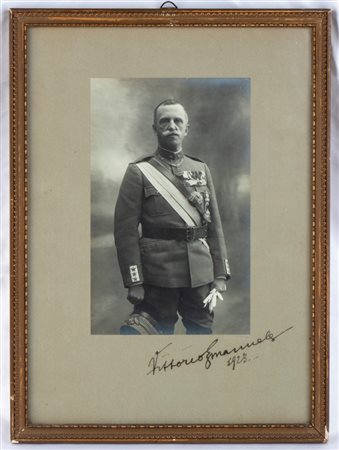  
Re Vittorio Emanuele III , (Vittorio Emanuele Ferdinando Maria Gennaro di Savoia; Napoli, 11 novembre 1869 – Alessandria d'Egitto, 28 dicembre 1947) 
 cm.37x28