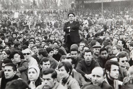 GUY LE QUERREC (1941) Centinaia di studenti e lavoratori nello stadio...