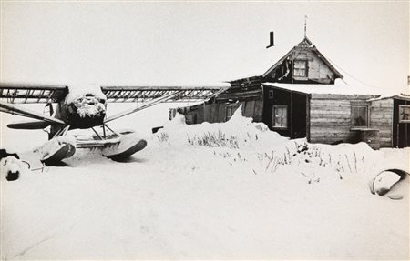 MARC RIBOUD (1923) Vecchio aereo in mezzo a due case, Alaska anni '70 stampa...