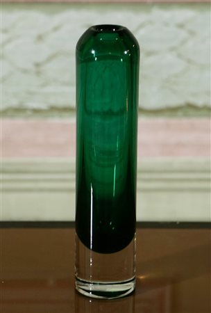 ANONIMO. Vaso in vetro sommerso verde di forte spessore. Vase of thick green...