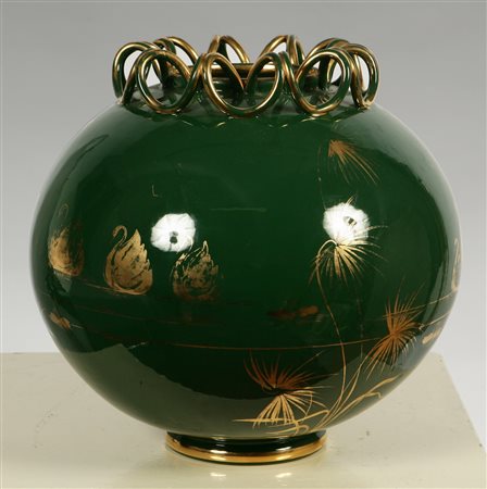 PRODUZIONE ITALIANA - ITALIAN WORK. Vaso ceramica verde con decorazioni oro....
