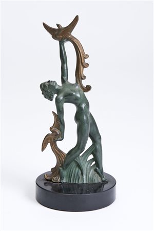 Manifattura francese - Piccola statua di gusto Déco, raffigurante una figura...