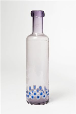Manifattura di Murano. Una bottiglia in vetro trasparente ametista con...