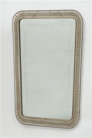 Specchio, in metallo verniciato bianco, bordure in ottone e cristallo...