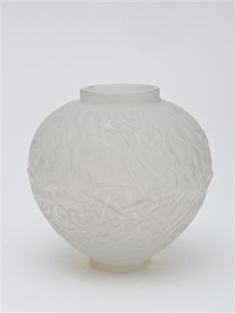 Lalique, Francia - Vaso mod. “Gui”, in vetro opalescente soffiato in stampo,...