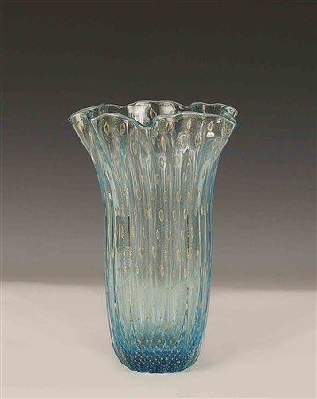 Vaso portafiori in vetro colorato con profilo smerlato, Murano, h. cm. 25,5.