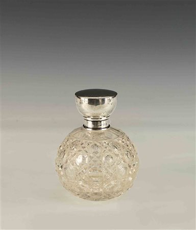 Portaprofumo in cristallo molato con tappo in argento, Inghilterra primi anni...