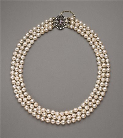 Tre fili di perle coltivate Akoja 7,90/8,20mm con chiusure in oro giallo e...