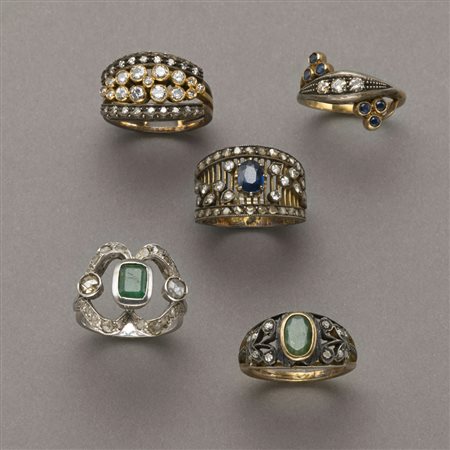 Lotto di cinque anelli d'epoca in oro, argento, diamanti, smeraldi e zaffiro,...