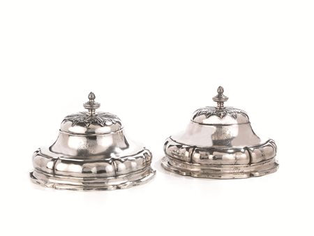 COPPIA DI CLOCHE, GENOVA, 1789 in argento di forma a campana con presa...