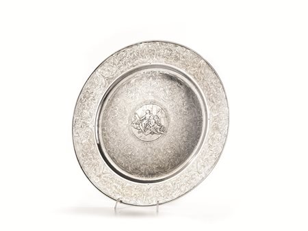 GRANDE PIATTO, SECOLO XXin argento, di forma circolare, piano e tesa decorati...