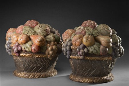 Manifattura italiana coppia di elementi decorativi simulanti cesti con frutta...