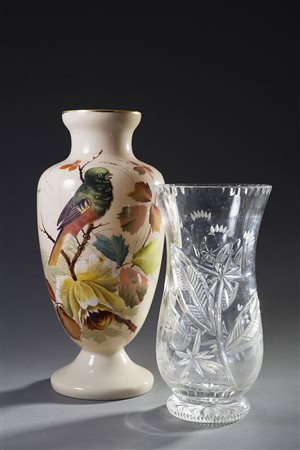 Lotto composto da un vaso in opaline dipinto con volatile su rami ed uno in...