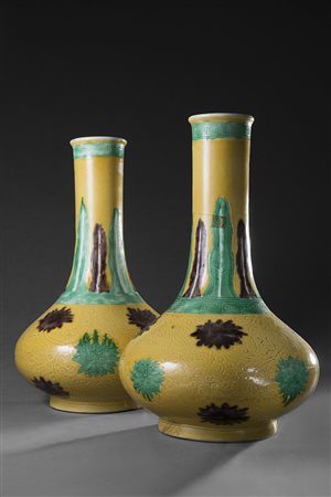 Coppia di vasi a bottiglia in porcellana 'sancai' a fondo giallo decorati a...