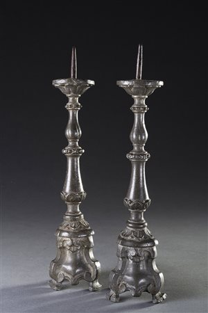 Coppia di antichi piccoli candelieri in ferro battuto a volute fogliate (h cm...