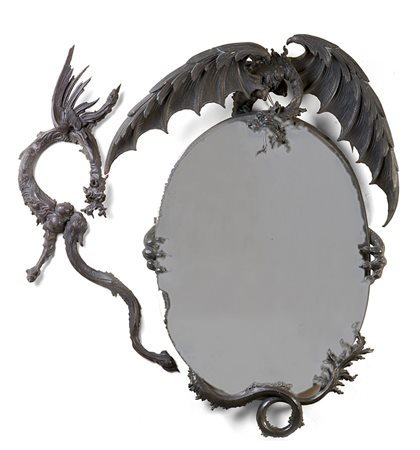 Specchio di forma ovale con cornice in legno intagliato e montanti di...