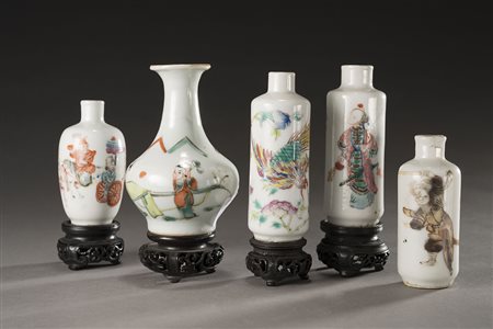 Gruppo di cinque piccole porcellane, composto da snuff bottles e vasi in...