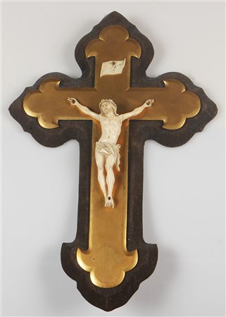 ARTISTA DEL XVIII SECOLO Cristo in avorio con croce in metallo. Avorio e...