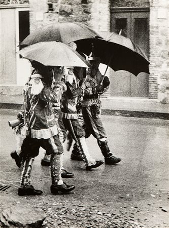Enzo Sellerio (b. 1924) Giudei sotto la pioggia, ca. 1960 Stampa vintage alla...