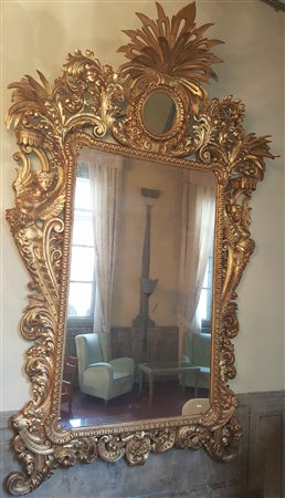 MANIFATTURA ITALIANA DEL XVIII SECOLO Imponente specchiera in legno dorato e...