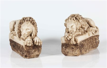 MANIFATTURA ITALIANA DEL XIX SECOLO Coppia di leoni in marmo. Marmo. Cm 30,00...