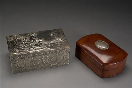 Lotto composto da una scatola in metallo argentato decorata a scene classiche...