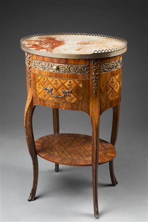 Tavolino ovale da centro con piano in marmo e ringhiera in ottone traforato....