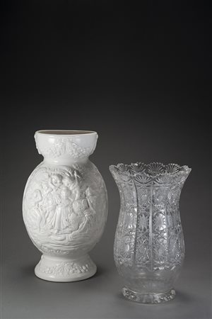 Lotto composto da un vaso in ceramica bianca decorato a figure classiche ed...