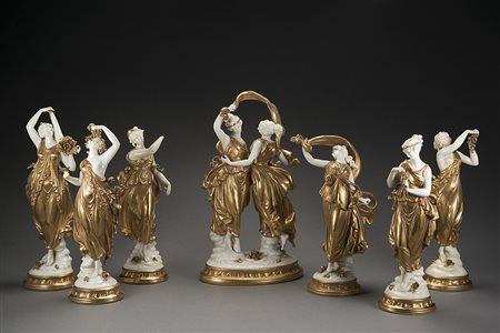 Lotto composto da sette statuette in porcellana bianca e dorata raffiguranti...
