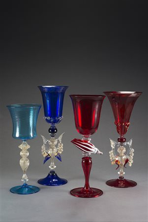 Manifattura di Murano gruppo di quattro calici in vetro di colore diverso...