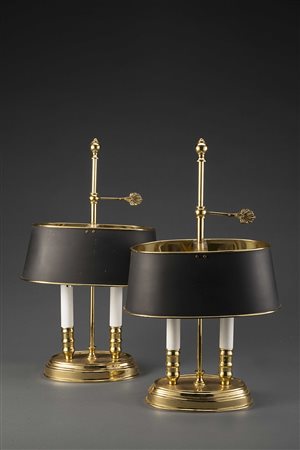 Coppia di lampade da tavolo a due luci in metallo dorato con paralume...
