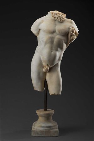 Mezzo busto virile in stile classico in marmo, poggiante su base tornita (h...