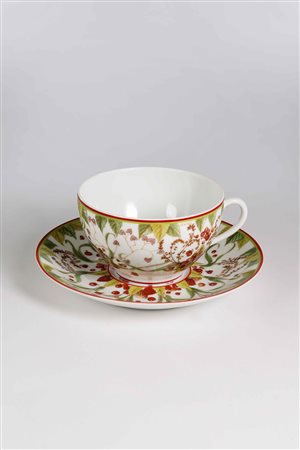 Hermes Paris: una tazza da tè con piattino in porcellana policroma, decoro...