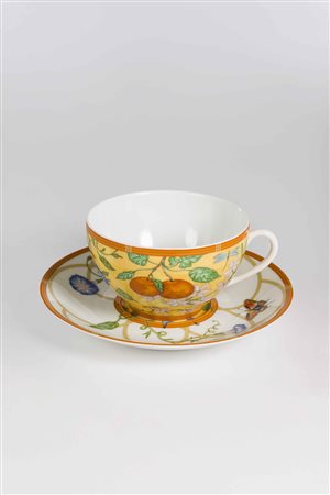 Hermes Paris: una tazza da tè con piattino in porcellana policroma con decoro...